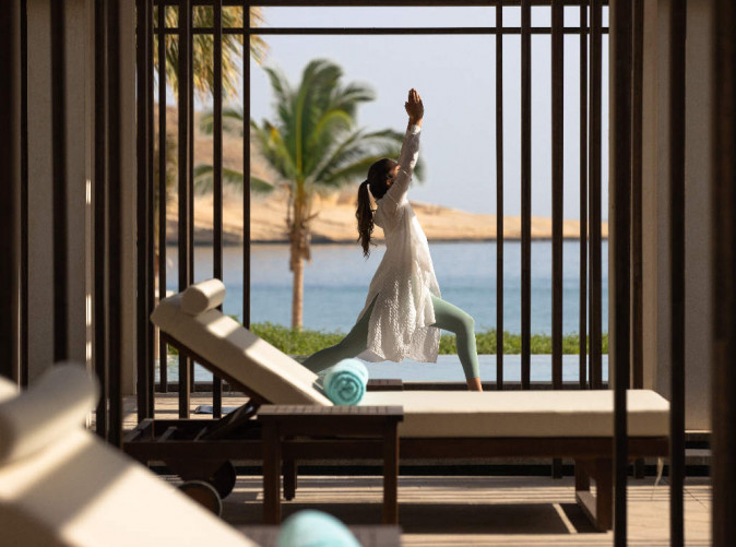 0040_Jumeirah Muscat Bay - Yoga Pose_Oman_Schoene Aussichten Tourisik